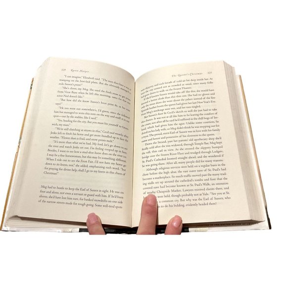 THE QUEENE'S CHRISTMAS BOOK KAREN HARPER HARD COVER BOOK DUST JACKET MYSTERY - Picture 6 of 6